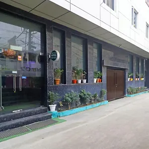 *** Hotel Smart Plaza Hotel-at Airport India